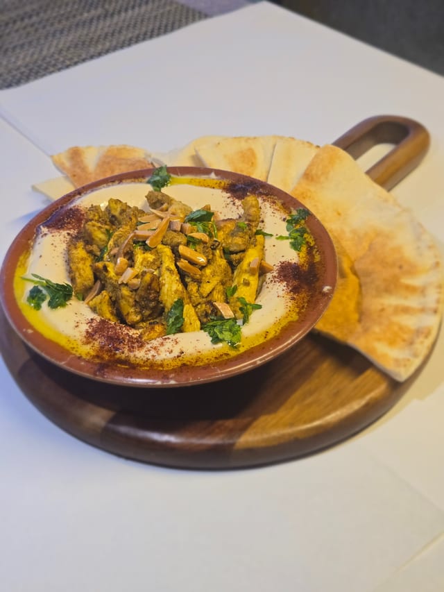 Hummus With Chicken And Bread.